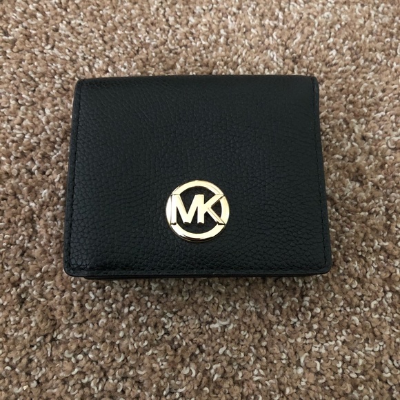 Michael Kors Handbags - Michael Kors Snap Wallet